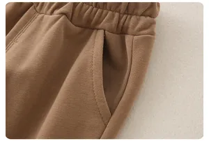 Detail der Kinder-Baumwollhose mit elastischem Bund und Rippstrick-Struktur