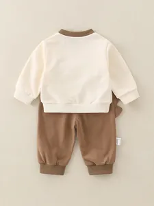 Zweiteiliges Baby-Set aus Baumwolle mit cremefarbenem Sweatshirt und brauner Jogginghose