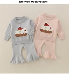 Details eines Stricksets für Babys mit 3D-Kuchenstickerei und Schlaghosen