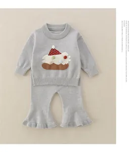 Detailansicht des grauen Stricksets für Mädchen mit 3D-Cupcake-Motiv und Schlaghose