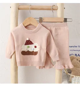 Rosa Strickset für Baby-Mädchen mit Pullover, Kuchen-Applikation und Schlaghose