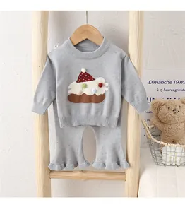 Detail eines grauen Stricksets für Babys mit strukturiertem 3D-Dessertmuster und Rüschensaum
