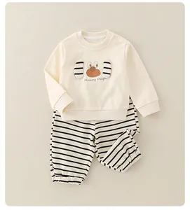 Détail de l'ensemble bébé en coton avec imprimé chiot et encolure à boutons pratique