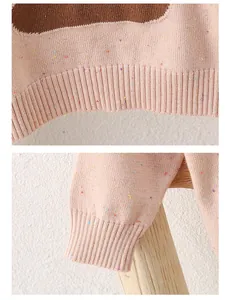 Detail eines rosa gestrickten Pullovers mit Rippenbündchen und farbigem Konfetti-Garn