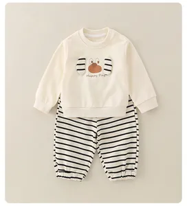 Détail de l'ensemble enfant en coton avec sweat à imprimé chien et pantalon rayé