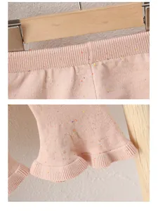 Detail einer rosa Strickhose mit geripptem Gummibund und Rüschenbündchen für Babys