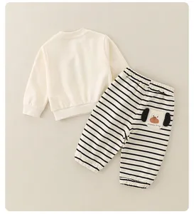 Détail du pantalon rayé pour bébé avec poche chien et imprimé Happy Day