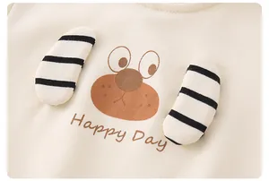 Détail du sweat-shirt en coton beige avec oreilles de chien 3D et imprimé mignon