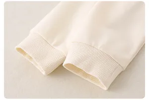 Gros plan des poignets côtelés blanc crème sur un sweat-shirt pour enfants en coton