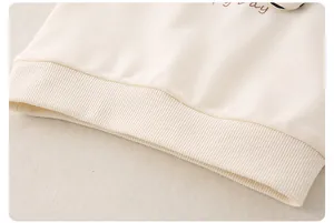 Détail de l'ourlet côtelé et de la texture douce en coton du sweat pour garçon
