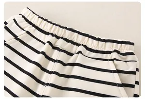 Gros plan du pantalon en coton rayé avec taille élastique et poches latérales pratiques