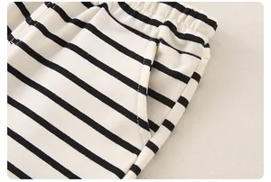 Détail du pantalon en coton rayé noir et blanc pour garçons avec taille élastique et poches