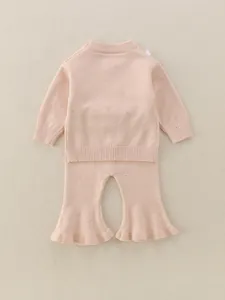 Rosa Strickset für Babys mit Langarmpullover und Schlaghose mit bunten Pünktchen-Details