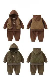 Dettaglio a quattro griglie del set invernale in cotone da 3 pezzi per bambino