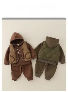 Dettaglio in piano di gilet trapuntati e tute con cappuccio per bambini per autunno-inverno