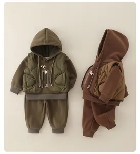 Set invernale tre pezzi da bambino con gilet trapuntato, felpa con cappuccio e pantaloni