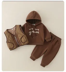 Dettaglio del set da 3 pezzi per bambini con gilet trapuntato e felpa con cappuccio