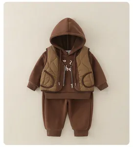 Dettaglio del set 3 pezzi per bambino con felpa marrone e gilet trapuntato