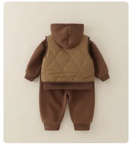 Vista posteriore di un set da 3 pezzi per bambini con gilet trapuntato e felpa in pile