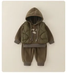 Dettaglio del set 3 pezzi bimbo con felpa marrone e gilet trapuntato verde oliva