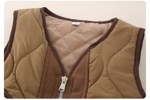 Dettaglio del gilet trapuntato marrone con cuciture a rombi e cerniera per bimbo piccolo