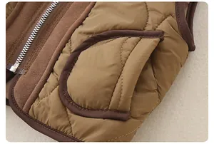 Dettaglio del gilet trapuntato marrone con cerniera in metallo liscia e tasche laterali