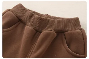 Dettaglio dei pantaloni in pile per neonati con elastico in vita a coste e tasche laterali