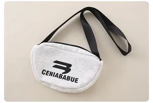 Detail of grey cotton infant bag with black zipper and Ceniababue logo print