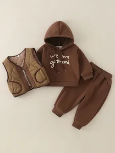 Set tre pezzi neonato maschile con felpa con cappuccio, gilet imbottito e pantaloni sportivi