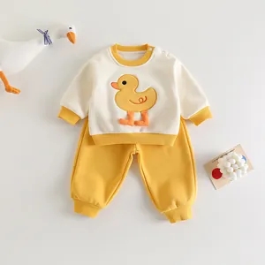 Conjunto de algodón para bebé de dos piezas con pantalón amarillo y parche de pato 3D