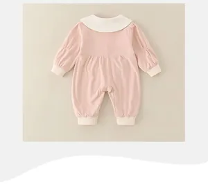 Detail eines rosa Baumwoll-Babybodys mit weichen Rippbündchen und rundem Ausschnitt