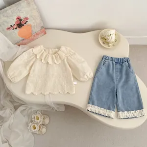 Completo elegante per neonata con camicia in pizzo e pantaloni denim con pizzo