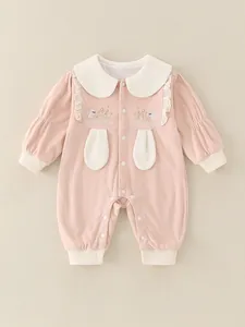 Rosa Baby Mädchen Strampler aus Baumwolle mit Peter-Pan-Kragen und süßer Hasenstickerei