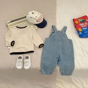 Set coordinato per bambino con salopette in denim, maglia a maniche lunghe e cappello casual
