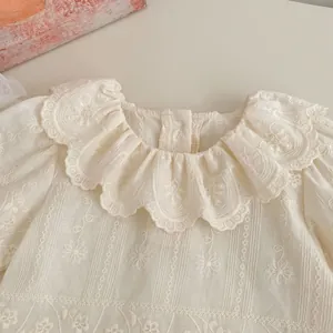 Camicia vintage in cotone crema per bambina con colletto in pizzo e ricami