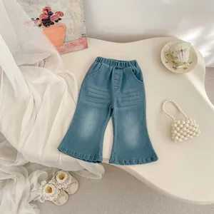 Trendige hellblaue Schlagjeans für Mädchen mit Gummizug und gewaschener Optik