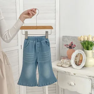 Nahaufnahme von elastischem Bund und Taschen an hellblauer Schlagjeans für Mädchen
