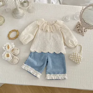 Completo bimba due pezzi con top in pizzo bianco a maniche lunghe e pantaloncini di denim