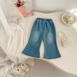 Detaillierte Nahaufnahme der blauen Mädchen-Schlagjeans mit elastischem Bund und weichem Baumwollstoff