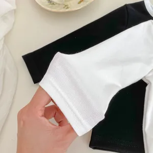 T-shirt a costine in cotone a maniche lunghe per bambina con collo a contrasto