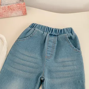 Detail von Elastikbund und Seitentaschen an hellblauen Mädchen-Schlagjeans