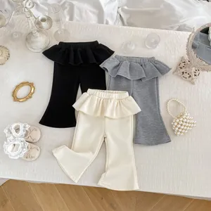 Dettaglio dei leggings svasati da bambina con vita a balze a doppio strato in tre colori