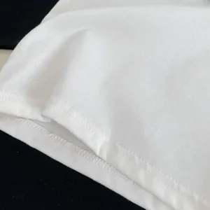 Dettaglio macro del tessuto in maglia di cotone bianco con cuciture rinforzate