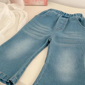 Detailansicht der hellblauen Mädchen-Jeans mit elastischem Bund und Waschung