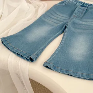 Details von elastischem Bund und hellblauer Denim-Textur der Mädchen-Schlaghose