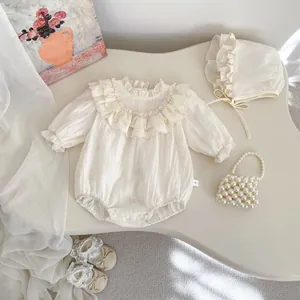Detail von Baby-Strampler mit eleganten Spitzenrüschen, Lochstickerei und passender Haube