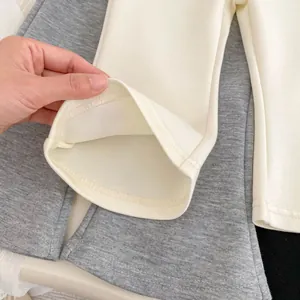 Vista dettagliata delle cuciture fini e della consistenza morbida dei leggings bimba