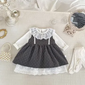 Detalle del vestido vintage de lunares para niña con cuello de encaje y medias a juego