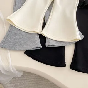 Pantaloni a zampa per bambine in maglia di cotone nei colori bianco, grigio e nero