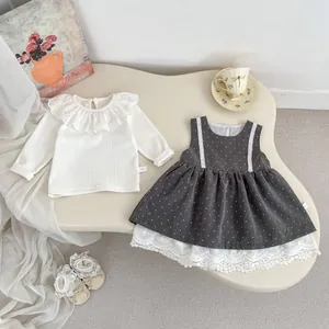 Conjunto de bebé de 3 piezas con top de encaje blanco y vestido gris de lunares